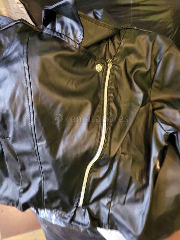 Campera de cuero sintético negra con cierre metálico