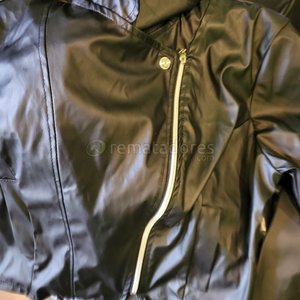 Lote anterior: Campera de cuero sintético negra con cierre metálico