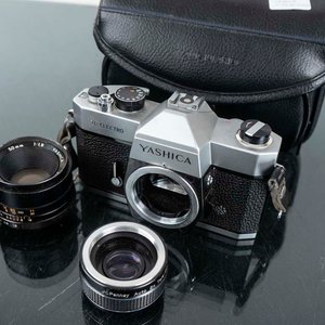 Cámara Fotográfica Yashica TL-Electro con Lente, Flash y Bolso - imagen 2