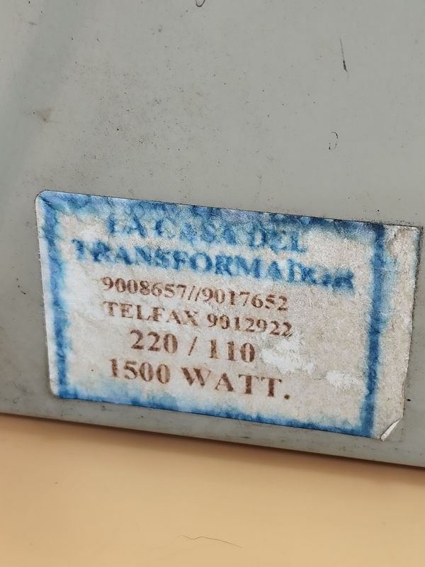 Transformador 220 a 110 voltios con selector frontal y toma de salida - imagen 3