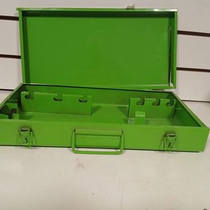 Valija metálica verde con herramientas: cuchara de albañil, soplete y rollo pasacables - imagen 2