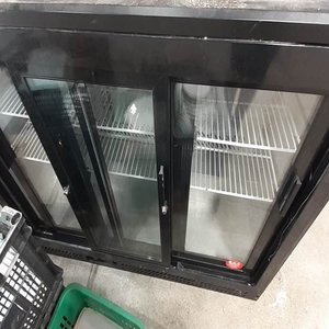 Lote siguiente: Heladera Exhibidora Negra con Puertas de Vidrio