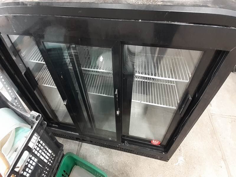 Heladera Exhibidora Negra con Puertas de Vidrio