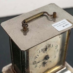 Reloj de Sobremesa Metálico con Detalles - imagen 2