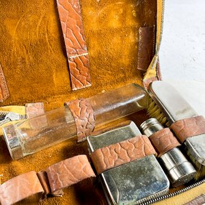 Dos Estuches Antiguos de Tocador con Accesorios - imagen 2