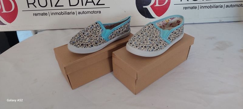 Lote siguiente: Zapatillas de tela azul y blanca para hombre
