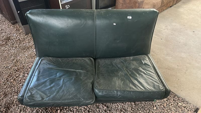 Lote siguiente: Sillon verde dos cuerpos usado con averías
