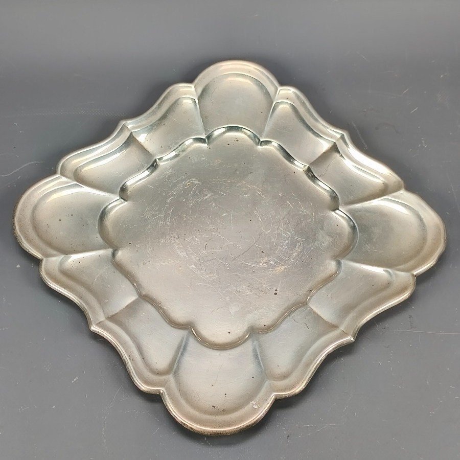 Lote anterior: Bandeja de plata Windsor con contorno en relieves