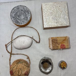 Lote de Adornos y Cajas Antiguas: Bicicletas de Hierro, Ceniceros y Estuches Decorativos - imagen 26