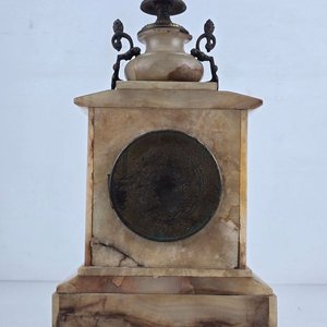 Reloj de sobremesa antiguo en bronce y alabastro con esfera esmaltada - imagen 8