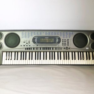 Lote siguiente: Teclado/Organo Casio con parlantes integrados