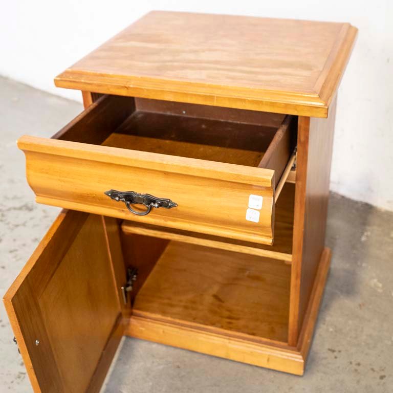 Mesa de luz en pino con cajón y puerta - imagen 3