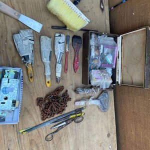 Lote siguiente: CANTIDAD DE PINCELES, CADENAS ETC ETC