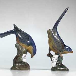 Par de Pájaros en Porcelana Biscuit Azul y Gris sobre Tronco - imagen 3