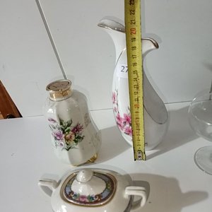 Lote de Cristalería y Loza Antigua con Jarrones y Azucarero - imagen 5