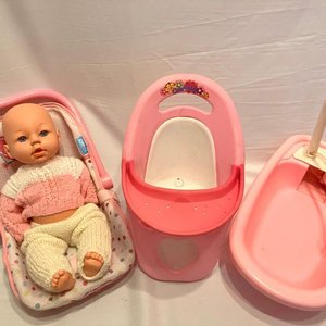 Set de Accesorios para Muñecas: Silla de Paseo, Silla de Comer y Bañera - imagen 2