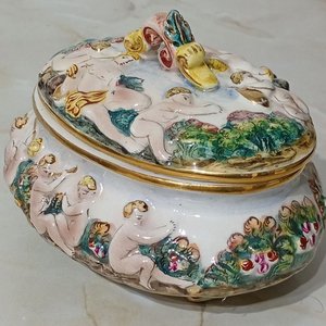Alhajero de Porcelana Capodimonte con Querubines y Detalles Dorados - imagen 6