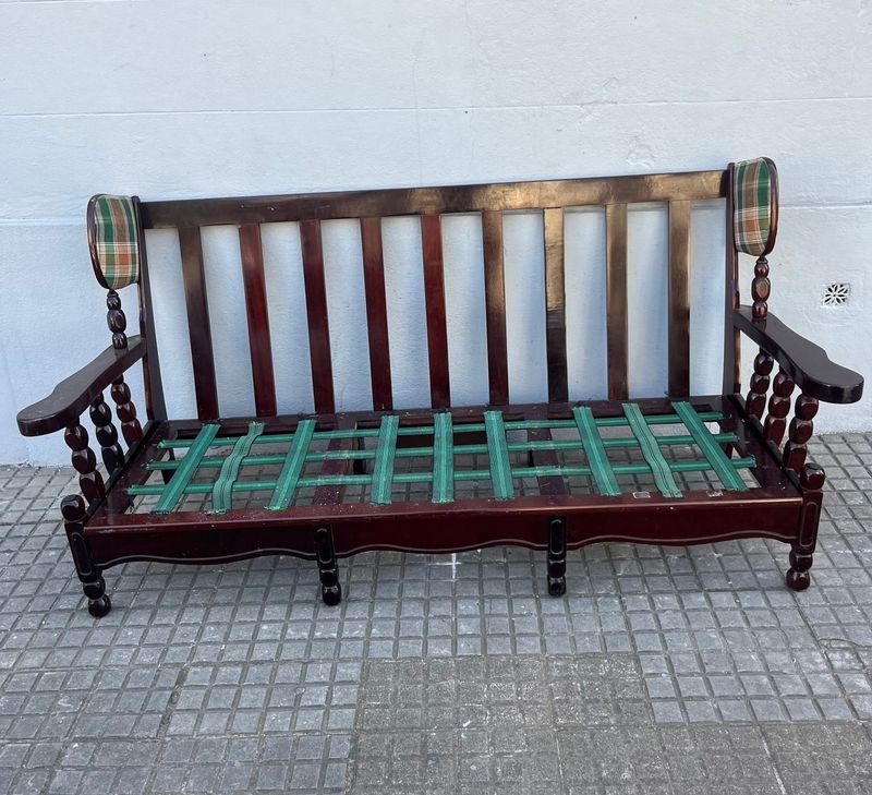 Sillón de madera oscura con detalles a cuadros