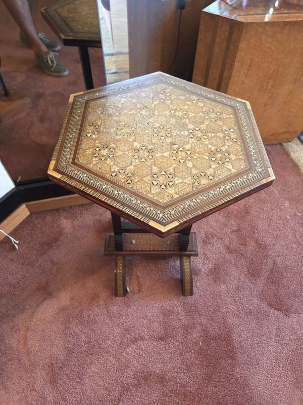 Lote siguiente: Mesa de té plegable marroquí con incrustaciones de nácar