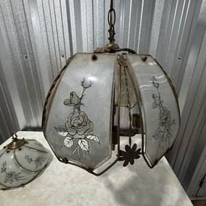 Par de Lámparas Antiguas de Vidrio y Metal Dorado con Diseño Floral - imagen 11