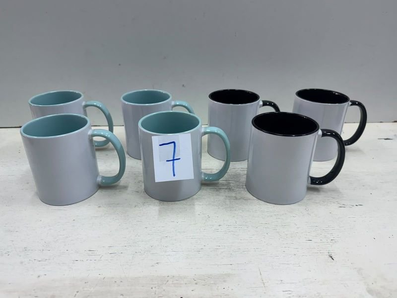 Set de 7 Tazas Blancas con Interior Celeste y Negro
