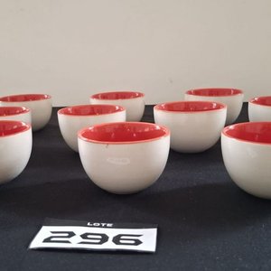 Conjunto de 10 Tazas Blancas con Interior Rojo y 2 Fuentes Concha - imagen 2