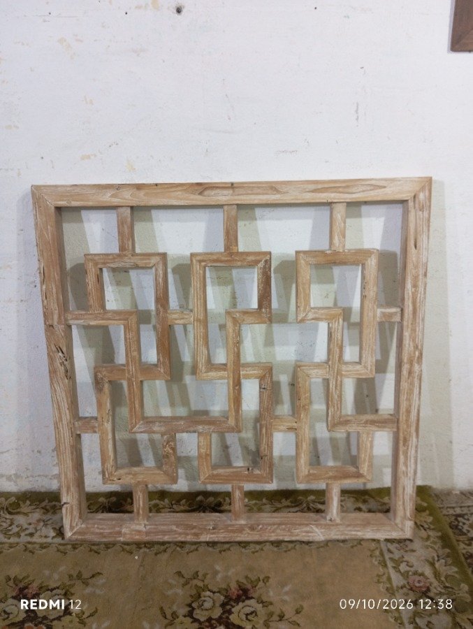 Respaldo de Cama de Madera con Diseño Geométrico Calado
