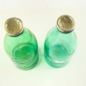 Dos Botellas de Vidrio Verdes Conaprole de 1 Litro con Tapa Dorada - imagen 3