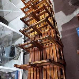 Lote siguiente: Juego de 6 Sillas de Madera Marrones Estilo Rústico