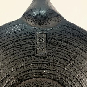 Tetera de Hierro Fundido Negra con Decoración Floral y Colador - imagen 4