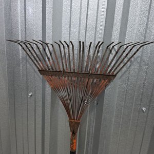 Lote de Herramientas de Jardín y Trabajo: Palas, Serrucho, Guadaña y Rastrillo - imagen 33