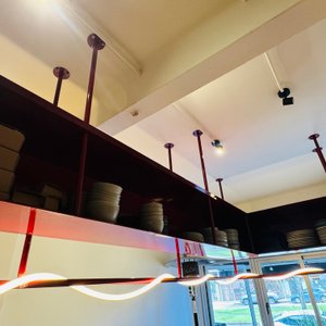 Estante Aéreo Metálico Rojo con Iluminación LED Cálida - imagen 5