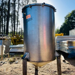 Lote siguiente: Tanque Cilíndrico de Acero Inoxidable con Soporte Metálico