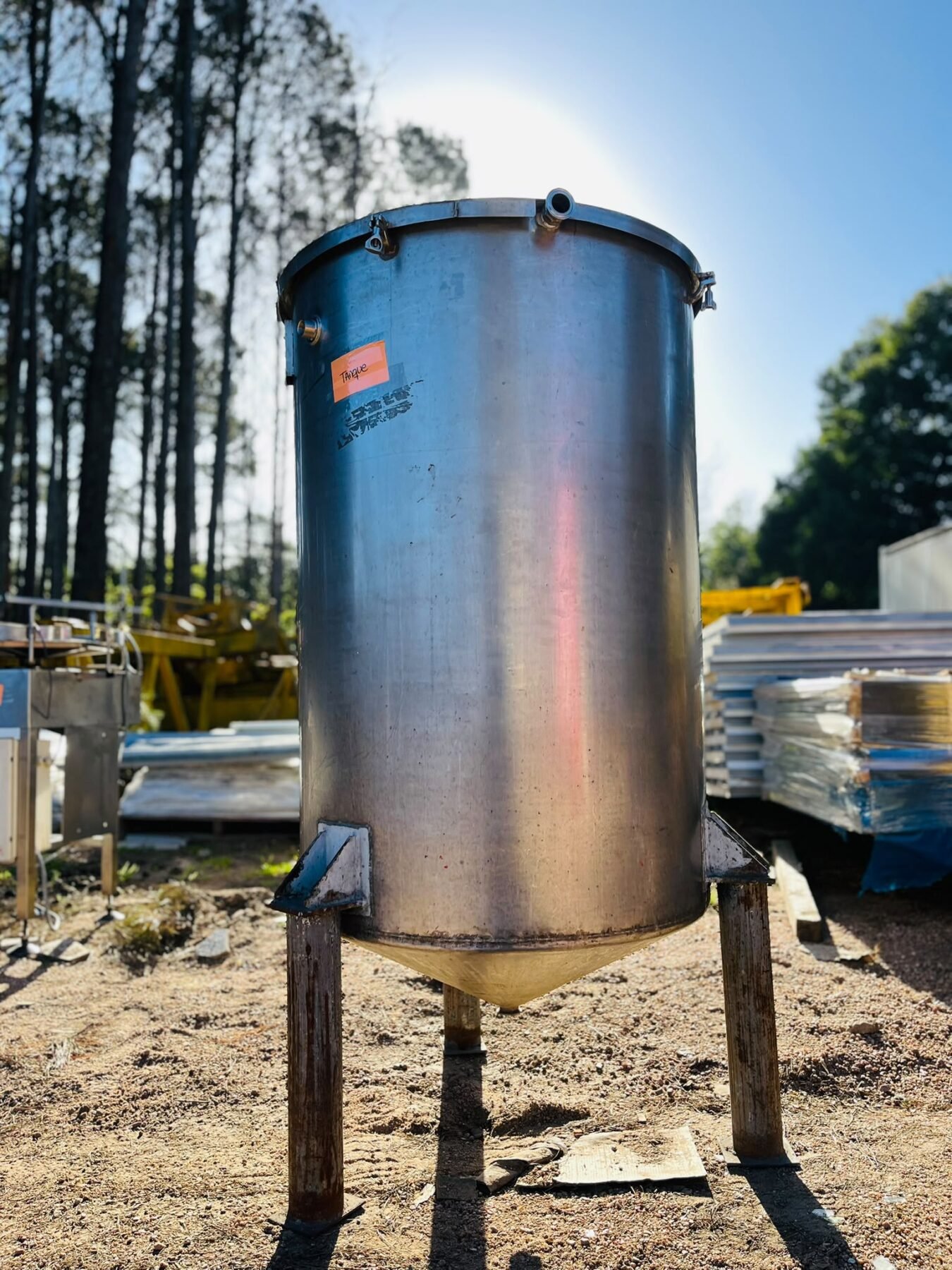 Tanque Cilíndrico de Acero Inoxidable con Soporte Metálico