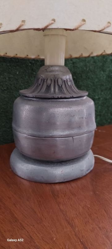 Lámpara de mesa con base de metal y sombra blanca - imagen 2