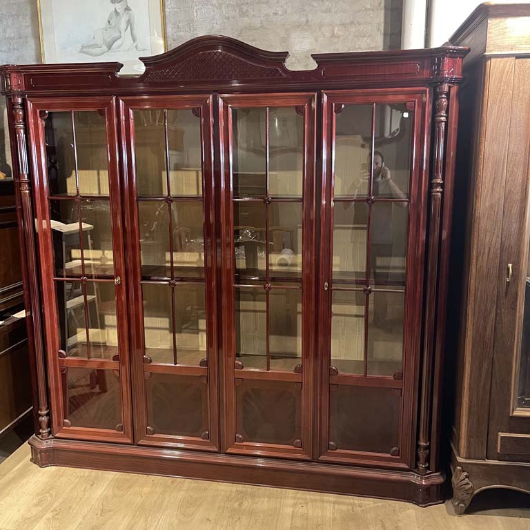 Lote anterior: Biblioteca de madera con estantes ajustables y puertas con llave - Medidas: 223x45x222cm