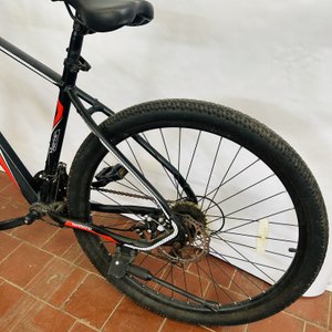 Bicicleta Rave Rodado 26 Negra con Detalles Rojos y Blancos - imagen 2