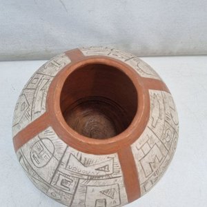 Jarrón de Barro Decorativo "URUGUAY" con Guarda Esgrafiada y Rajadura en Base - imagen 3
