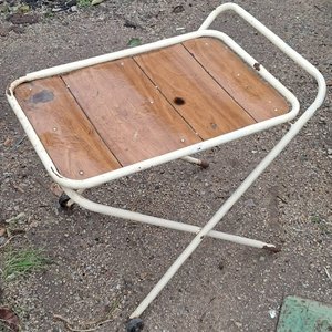 Lote anterior: Mesita plegable de madera y metal