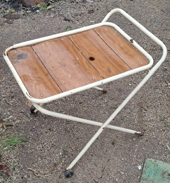 Mesita plegable de madera y metal