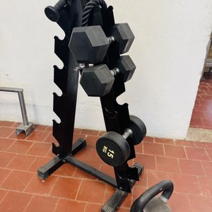 Lote siguiente: Rack de Mancuernas con Mancuernas de 15kg, 12.5kg, 10kg y Pesa Rusa de 32kg