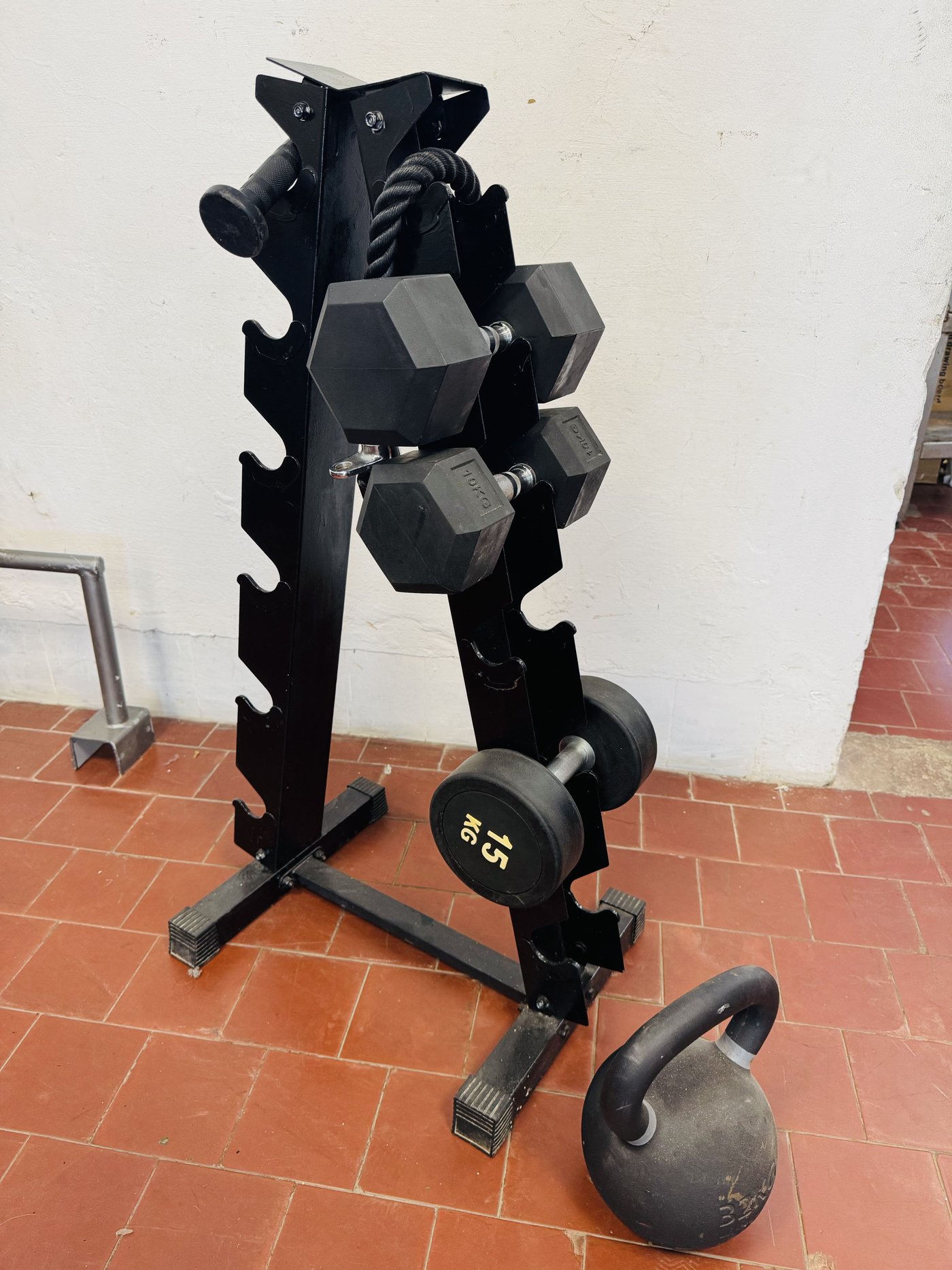 Rack de Mancuernas con Mancuernas de 15kg, 12.5kg, 10kg y Pesa Rusa de 32kg