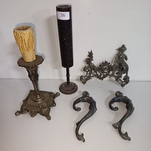 Lote anterior: Lote de Piezas Antiguas: Candelabro de Bronce, Candelabro de Madera y Figuras de Metal