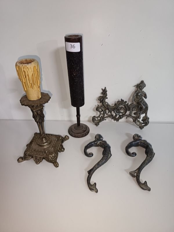 Lote de Piezas Antiguas: Candelabro de Bronce, Candelabro de Madera y Figuras de Metal