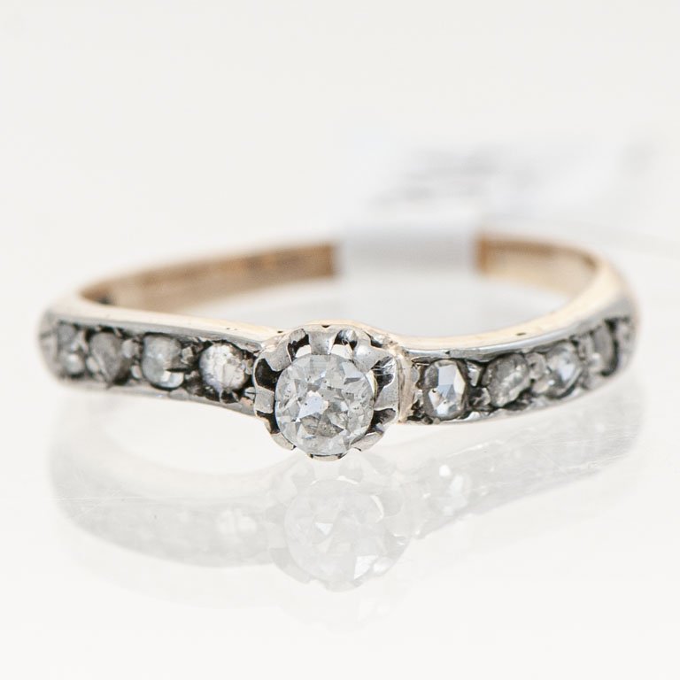 Lote anterior: Anillo de Oro con Brillante y Diamantes