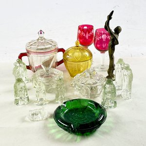 Lote de Cristalería y Figuras: Copas, Azucareros y Adornos - imagen 1