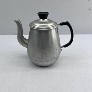 Cafetera Antigua de Aluminio con Tapa Negra - imagen 1