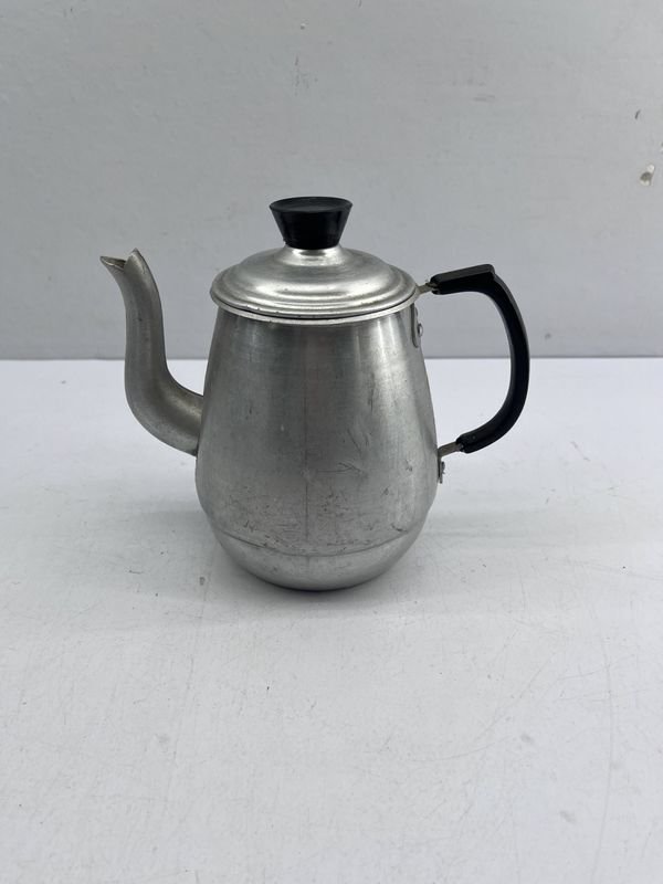 Cafetera Antigua de Aluminio con Tapa Negra