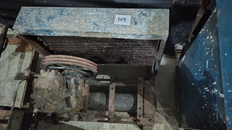 Lote siguiente: Motor de máquina de frío en mal estado