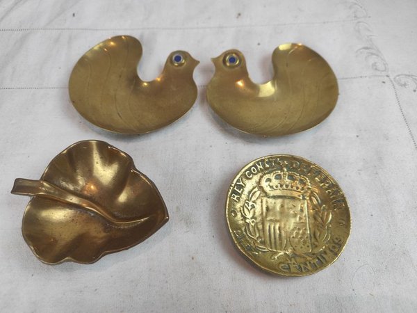 Lote de adornos en bronce con detalles artesanales - imagen 1